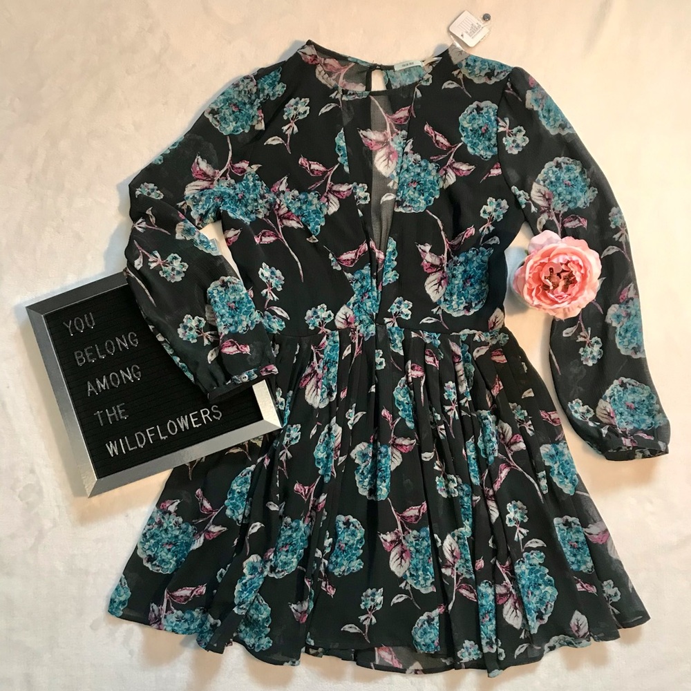 ⭐️Host Pick⭐️ SIZE 2 KIMCHI BLUE FLORAL DRESS